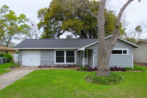 107 Palm Ln, Lake Jackson, TX, 77566-5422 | Card Image