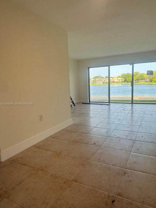 b112-9351 Fontainebleau Blvd, Miami, FL, 33172-4604 | Card Image