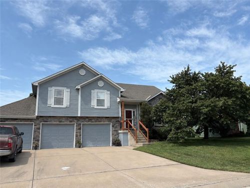 11704 Centennial St, Peculiar, MO, 64078-2586 | Card Image