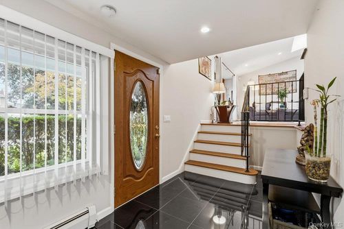 8 Duke Pl, Glen Cove, NY, 11542-3511 | Card Image