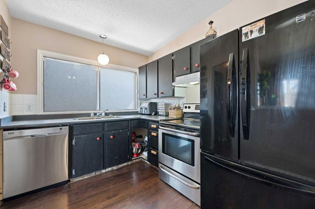 7121 37 Avenue Nw, Home with 5 bedrooms, 2 bathrooms and 2 parking in Calgary AB | Image 9