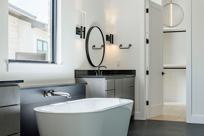 Soaking tub in owner's bathroom | Image 23