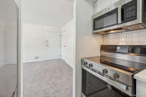 15k-15 Essex Pl, Yorktown Heights, NY, 10598 | Card Image