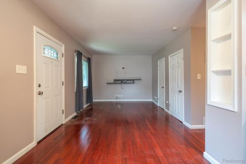 20629 Hollywood St, Harper Woods, MI, 48225-1162 | Card Image