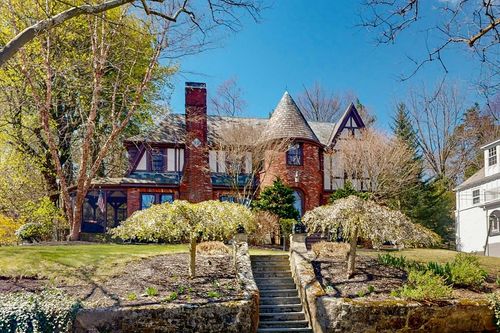 32 Alberta Rd, Chestnut Hill, MA, 02467-3171 | Card Image