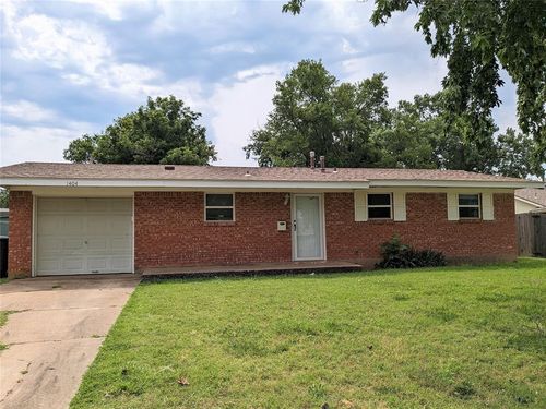 1404 Heather Ln, Moore, OK, 73160-2709 | Card Image