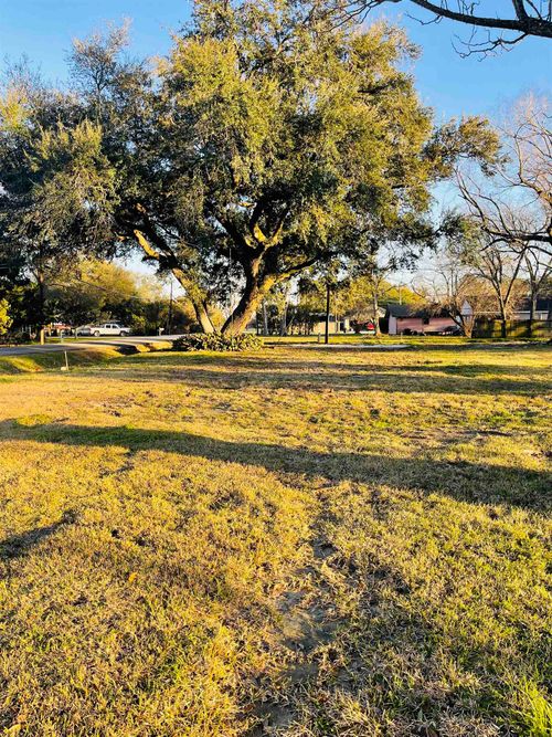 104 Sycamore St, Port Neches, TX, 77651-3164 | Card Image