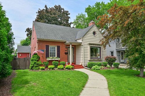 2323 N 72nd St, Wauwatosa, WI, 53213-1201 | Card Image