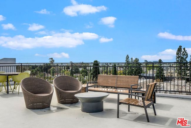 204 - 1830 Westholme Ave, Condo with 2 bedrooms, 3 bathrooms and 2 parking in LOS ANGELES CA | Image 30