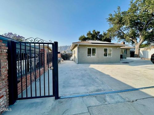 8213 Oswego St, Sunland, CA, 91040-2821 | Card Image