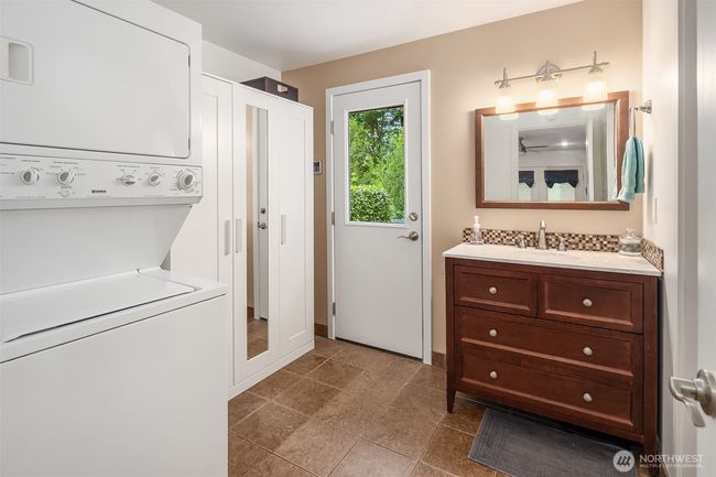 Primary bath with laundry | Image 15