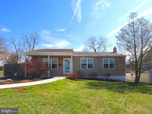 138 S 9th St, COOPERSBURG, PA, 18036-1923 | Card Image