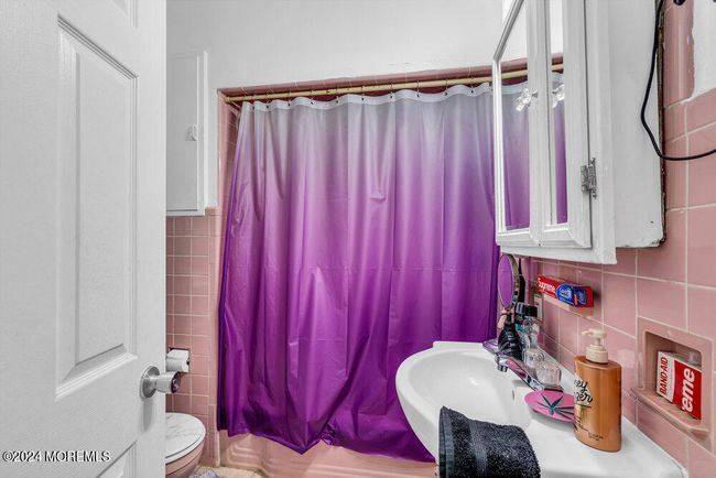 662 Avenue E, Home with 5 bedrooms, 3 bathrooms and null parking in Bayonne NJ | Image 17