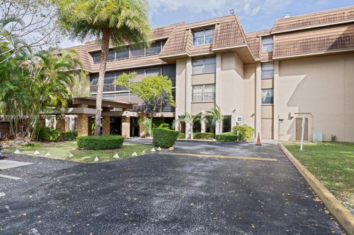 apt-222-665 Ne 195th St, Miami, FL, 33179-3317 | Card Image