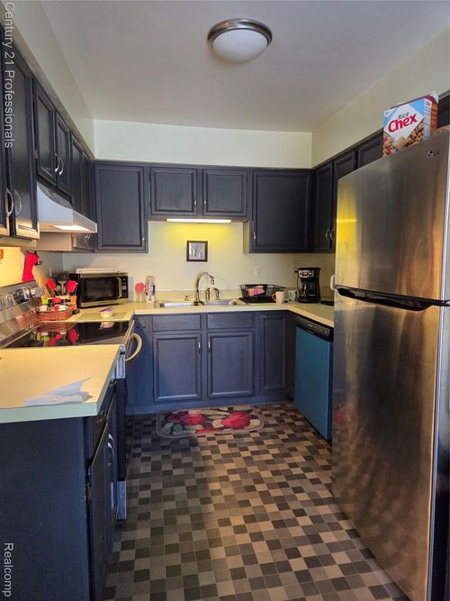 2513 Golden Shores Dr, Fenton, MI, 48430-1059 | Card Image