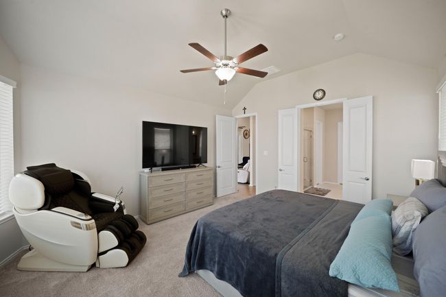 Large windows grace the roomallowing natural light in and there is an en-suite bathroom. | Image 20