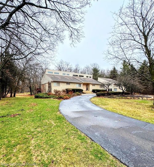 3989 S Shore Dr, Commerce Twp, MI, 48382-4398 | Card Image