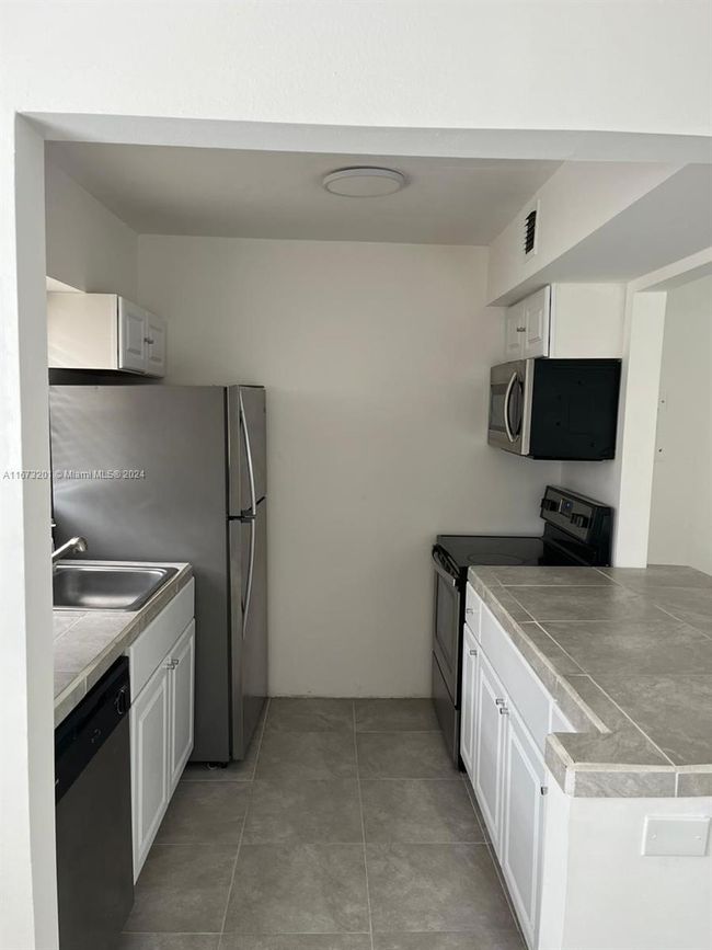 APT-205 - 16508 Ne 26 Th Ave, Condo with 2 bedrooms, 2 bathrooms and null parking in North Miami Beach FL | Image 6