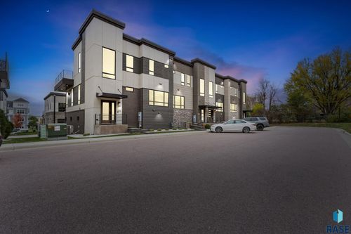 2810 S Oriya Pl Place, Sioux Falls, SD, 57106 | Card Image