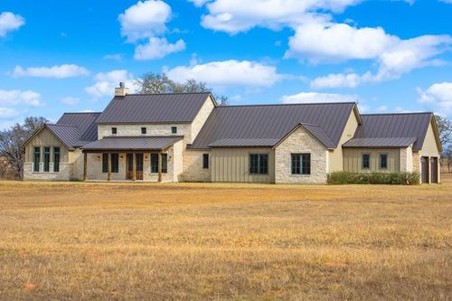 1402 Countryside Bnd, Fredericksburg, TX, 78624-9757 | Card Image