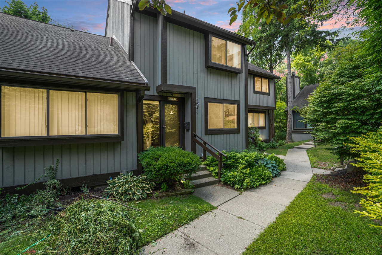 Carberry Hl, Brighton, MI 48116