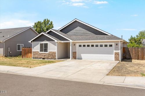 7843 Cadence Lane, White City, OR, 97503 | Card Image