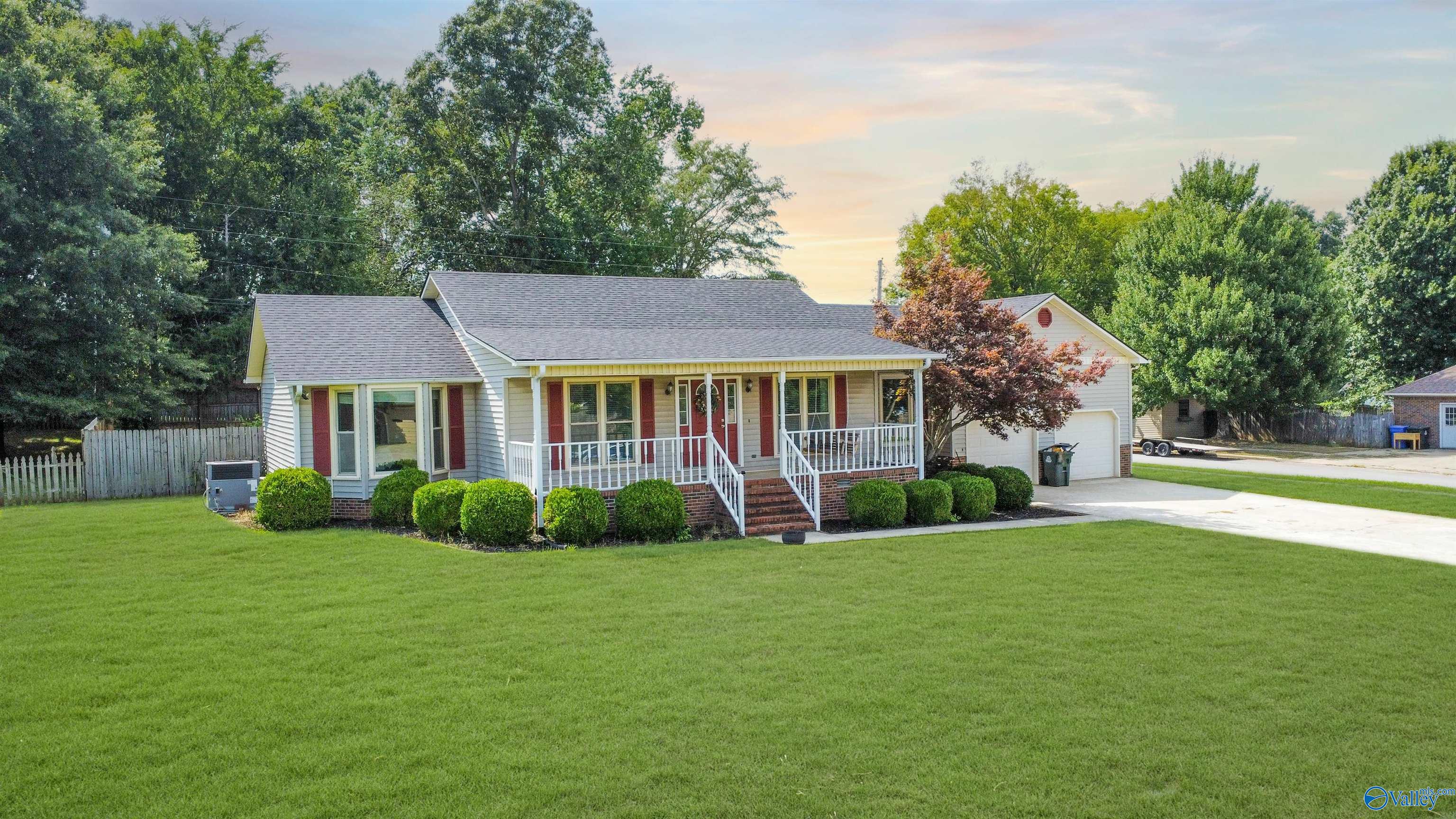 Jeffery St, Athens, AL 35611