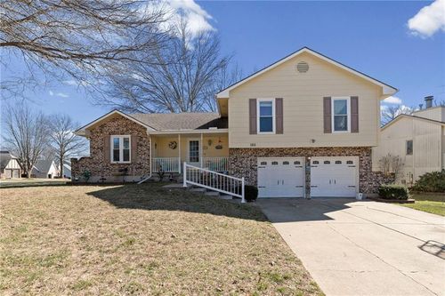 1611 Ne Duchess Dr, Lee's Summit, MO, 64086-6201 | Card Image