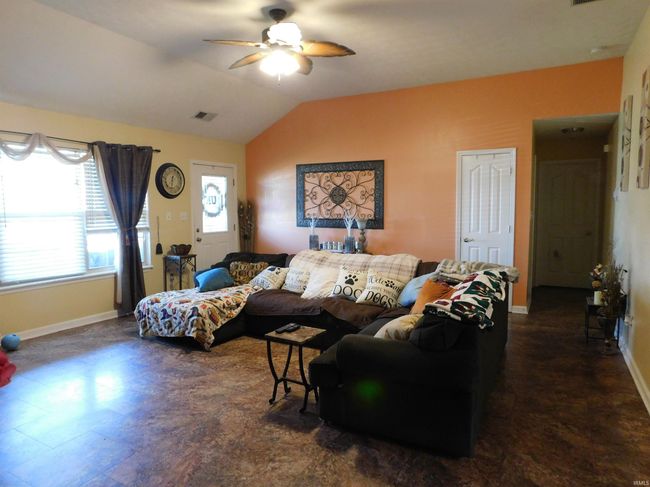 11907 Perry Crossing Pkwy, House other with 3 bedrooms, 2 bathrooms and null parking in Sellersburg IN | Image 8