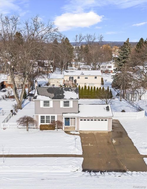 8656 War Bonnet Dr, Commerce Twp, MI, 48382-3438 | Card Image