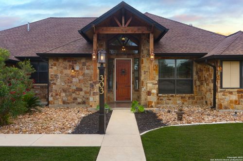 303 Schneider St, Poth, TX, 78147-1104 | Card Image