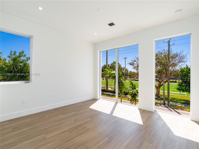 734 14 Th Ave, Townhouse with 4 bedrooms, 4 bathrooms and null parking in Fort Lauderdale FL | Image 17