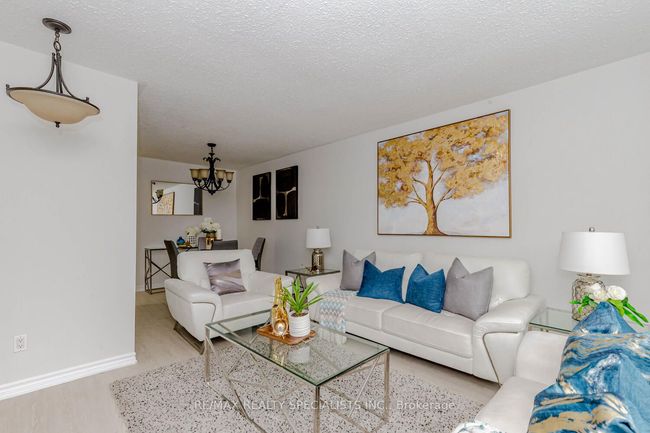 39 Seaborn Rd, House attached with 5 bedrooms, 2 bathrooms and 4 parking in Brampton ON | Image 4