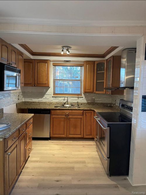 7758 Reuter St, Dearborn, MI, 48126-1183 | Card Image