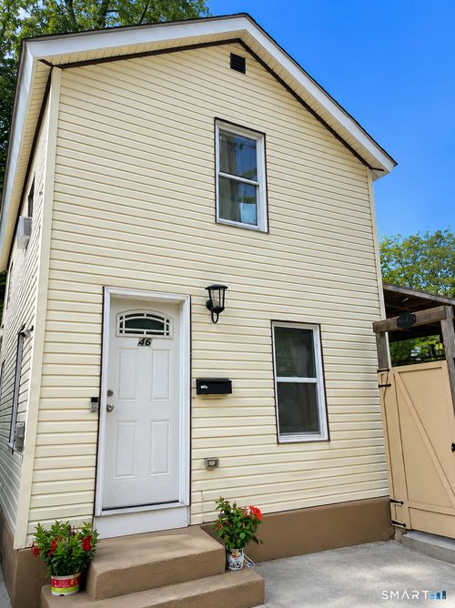 46 Pond St, Waterbury, CT, 06706-1222 | Card Image