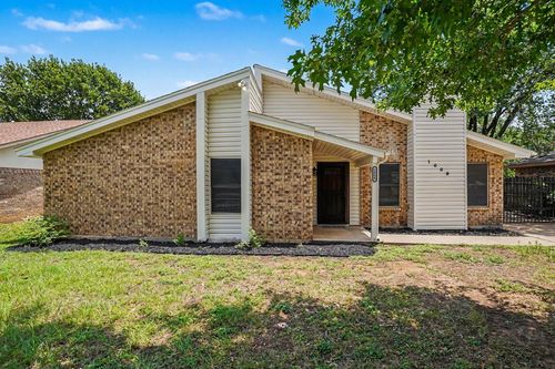 1009 Blue Carriage Lane N, Fort Worth, TX, 76120 | Card Image