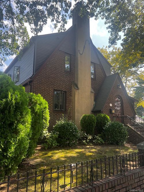 47 195th St, Flushing, NY, 11358-3932 | Card Image