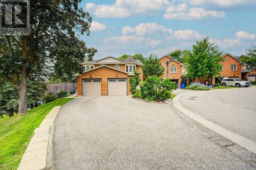 563 Tara Hill Cir, Aurora, ON, L4G6G9 | Card Image