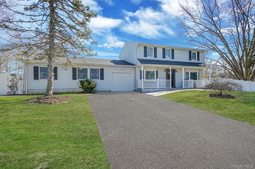 3 Heather Ct, Centereach, NY, 11720-3077 | Card Image
