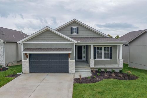 1132 Sw Whitby Dr, Lee's Summit, MO, 64083-6103 | Card Image