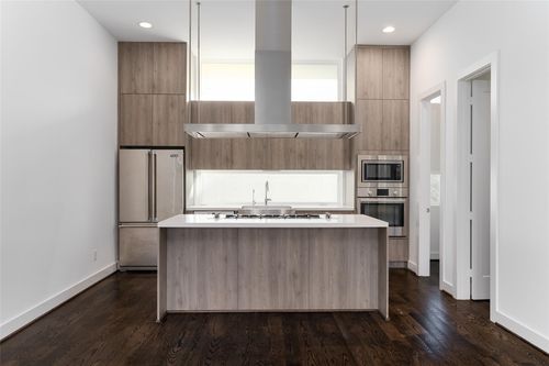 5857 E Post Oak Ln, Houston, TX, 77055-5055 | Card Image