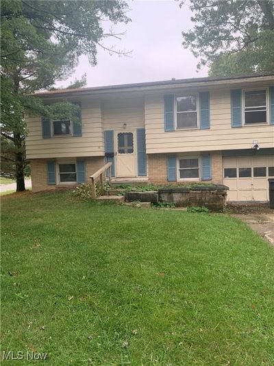 Bi-Level home with a front yard and a garage | Image 1