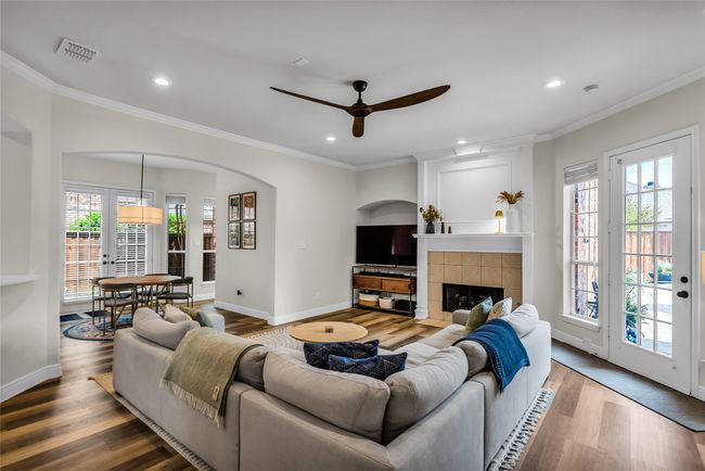 Family Room Has Ceiling Fan. | Image 21