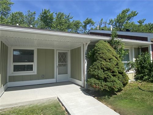 42 Szollosy Cir, Hamilton, ON, L9B1T8 | Card Image