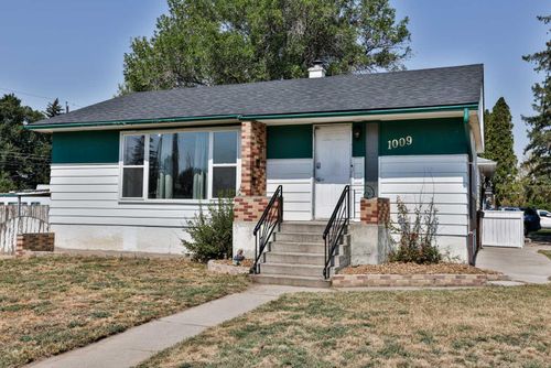 1009 6 Ave N, House with 4 bedrooms, 1 bathrooms and 3 parking in Lethbridge AB | Card Image