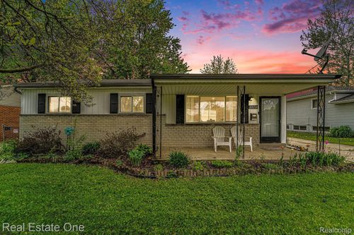 33731 Newport Dr, Sterling Heights, MI, 48310-5861 | Card Image