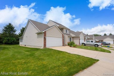 2087 W Ridge Drive, Condo with 3 bedrooms, 3 bathrooms and null parking in Davison Twp MI | Image 3