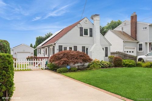 10 Stuart Ave, Babylon, NY, 11702-3601 | Card Image