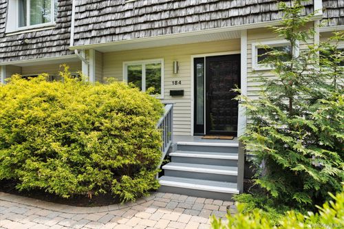 184 Main St, Westhampton Beach, NY, 11978-2705 | Card Image