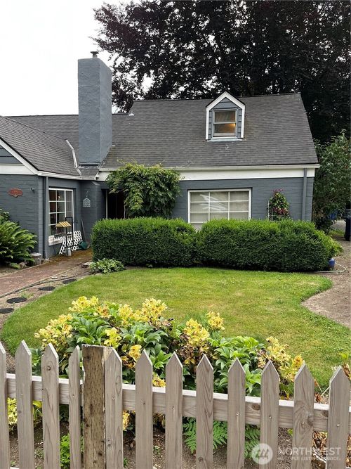 221 E 3rd St, North Bend, WA, 98045-8135 | Card Image